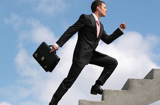 獵頭資訊-年近三十月薪2萬(wàn)元，她，是怎樣做到的？